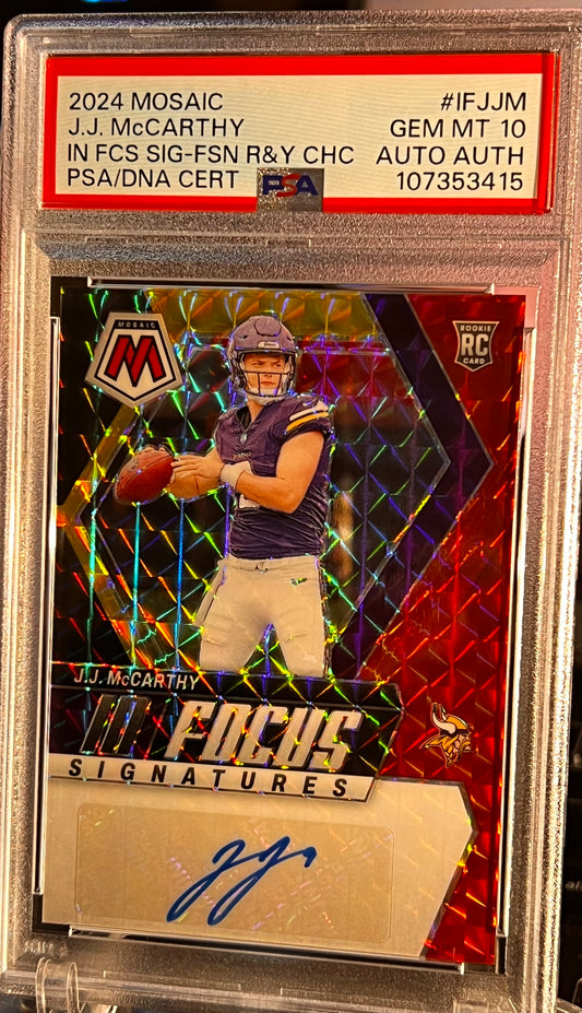 🔥 2024 Mosaic JJ McCarthy – In Focus Signature Red & Yellow Choice – PSA 10 GEM MINT / Auto Auth 🔥 Card #1FJJM | PSA Cert #107353415 | PSA/DNA Auto Authenticated